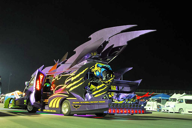 日本の痛車こと痛VANが外国人に大人気の写真