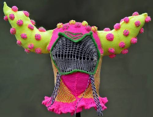 ニットの帽子の編みマスクがカオス