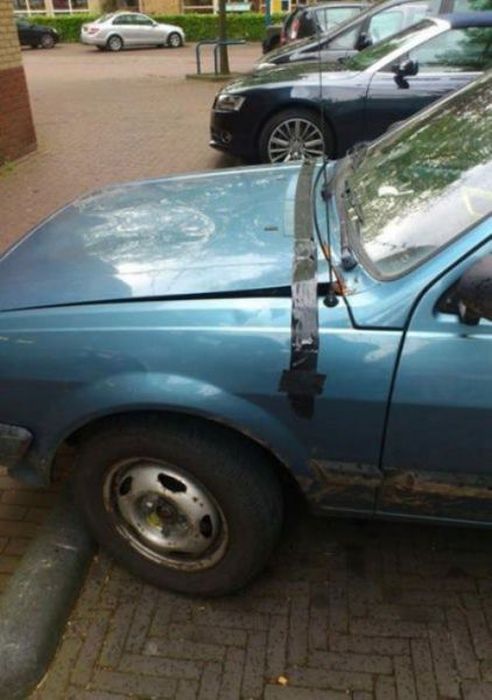 強引すぎて面白い日曜大工の道具を使い回す写真