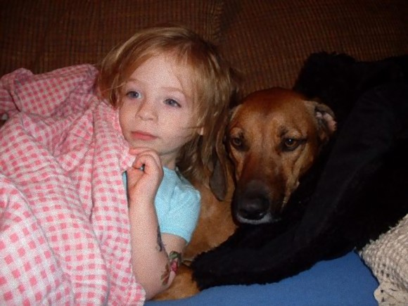 動物と人間の子供が仲良くしている可愛い写真