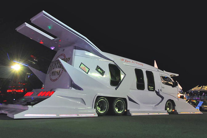 日本の痛車こと痛VANが外国人に大人気の写真